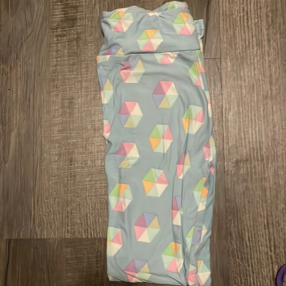 LuLa roe leggings smoke free home pastel octagon on lite blue back ground